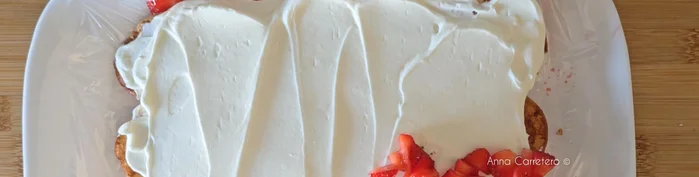 Agregar trocitos de fresas en el centro.