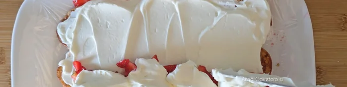 Cubrir los trocitos de fresas con el resto de la nata.