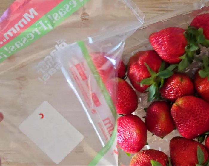 Lavar y partir las fresas en láminas.