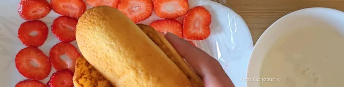 Bañar los bizcochos de soletilla en leche durante 2 segundos.