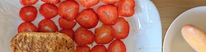 Colocar los bizcochos empapados sobre las láminas de fresa.