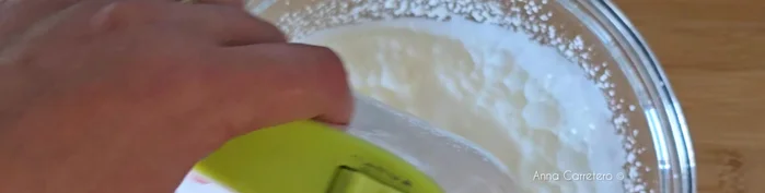 Batir la nata fría (300 ml), el azúcar (4 cucharadas) y el queso crema (100 g) durante un minuto.