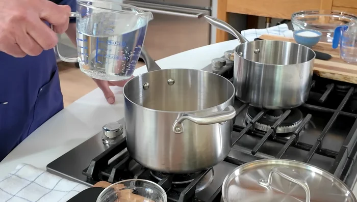 Cocer el arroz: En una olla, cocinar 1/2 taza de arroz de grano medio con 2 tazas de agua y una pizca de sal durante 20 minutos (53.28).