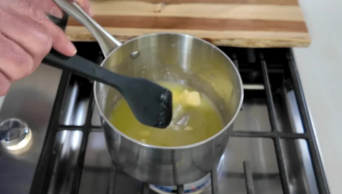 Preparar el caramelo: En una sartén, derretir 6 cucharadas de mantequilla salada con 6 cucharadas de azúcar a fuego medio hasta obtener un color caramelo rico (65.159). Tener cuidado de no quemarlo (87.439). Agregar 1 taza de crema y remover hasta que hierva. Retirar del fuego y dejar enfriar a temperatura ambiente, luego refrigerar por 2 horas (114.64).