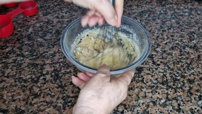 Agregar el resto de la harina de almendras y mezclar hasta obtener una masa homogénea.