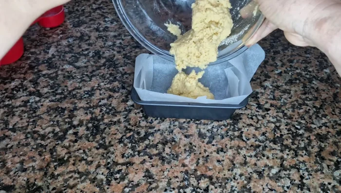 Engrasar un molde para horno o colocar papel para hornear. Verter la masa en el molde.