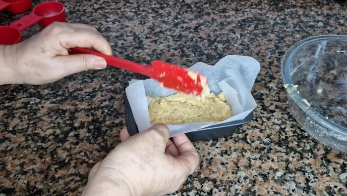 Agregar las semillas de calabaza, aullama, ajonjolí o las que desees por encima.
