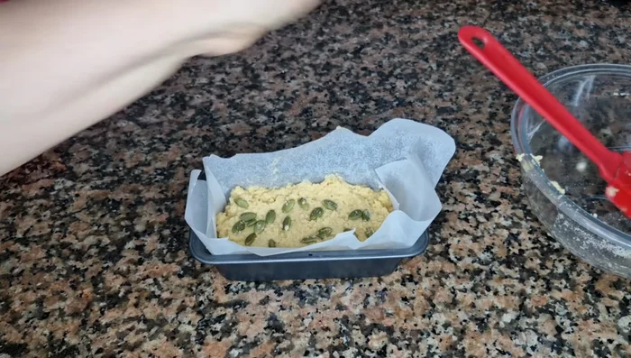 Hornear a 180 grados durante 30 minutos. Comprobar si está listo pinchando con un cuchillo; si sale limpio, ya está listo.