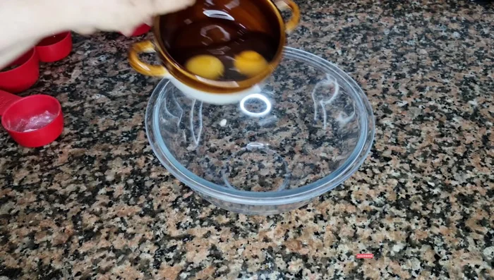 En un bowl, poner los huevos y espumarlos.
