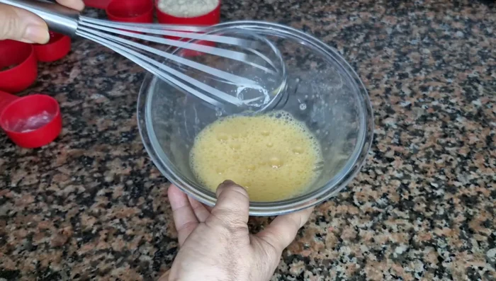 Agregar el aceite de oliva (o el aceite que tengas), el ajo en polvo y la sal.