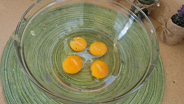 Batir 4 huevos hasta formar una espumita y que duplique su volumen.
