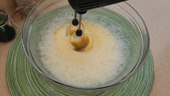 Añadir 140 g de azúcar (o edulcorante al gusto) y batir hasta que la mezcla duplique su volumen y se vuelva una crema blanquecina.