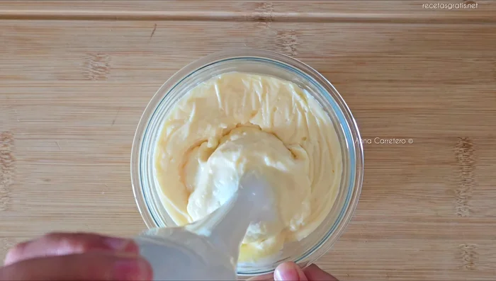 Batir la crema refrigerada y colocarla en una manga pastelera.