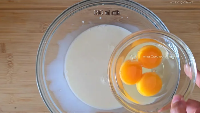 En un recipiente aparte, mezclar 150 ml de leche, 1 huevo, 2 yemas, 1/2 cucharadita de vainilla, 100 ml de zumo de naranja y 2,5 cucharadas de maicena.