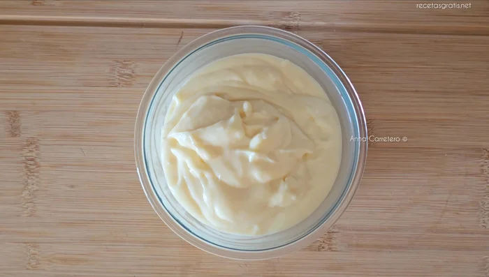 Cubrir la crema con film y refrigerar.