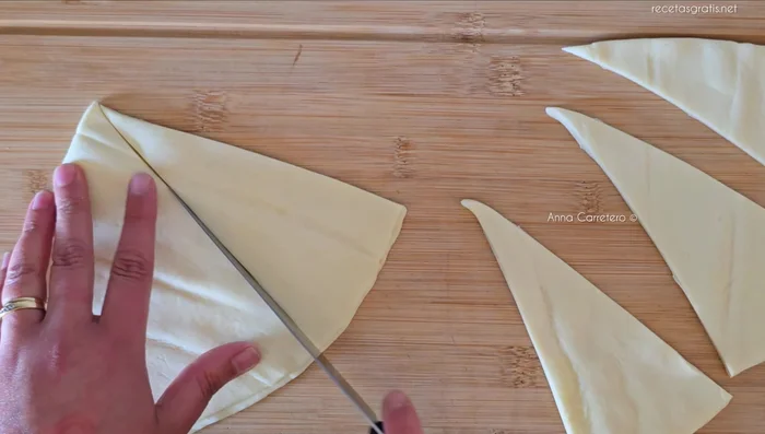 Pintar las porciones de hojaldre con huevo batido y espolvorear con crocanti de almendra.