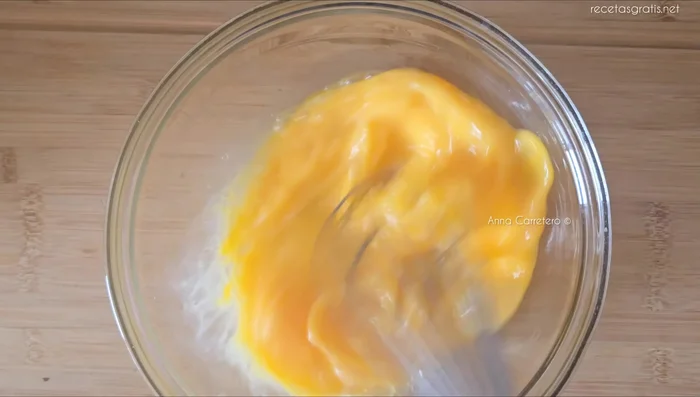 En un recipiente aparte, bate los 6 huevos grandes con la cucharadita de vainilla.