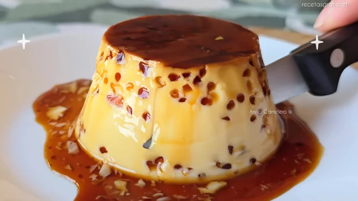 Prepara el caramelo: En una cacerola, mezcla 200g de azúcar con un poco de agua. Cocina a fuego medio durante 4 minutos hasta obtener un caramelo líquido. Vierte en los moldes individuales y reserva.