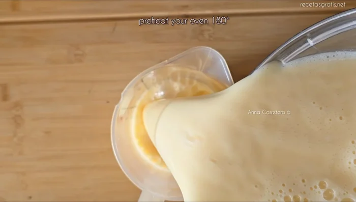 Vierte la mezcla de flan sobre el caramelo en los moldes.