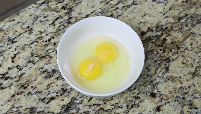 En otro bol, batir los huevos con sal y pimienta (107.399).