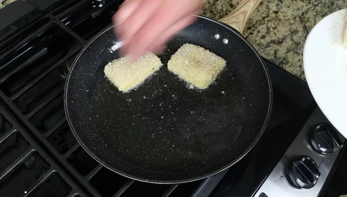 Freír los filetes en el aceite caliente durante 3-4 minutos por lado, hasta que estén dorados y crujientes (188.159).