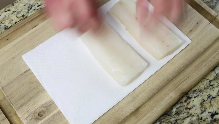 Secar completamente los filetes de bacalao con toallas de papel (48.64).