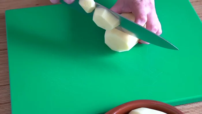 Cortamos las patatas en rodajas de 1 cm.