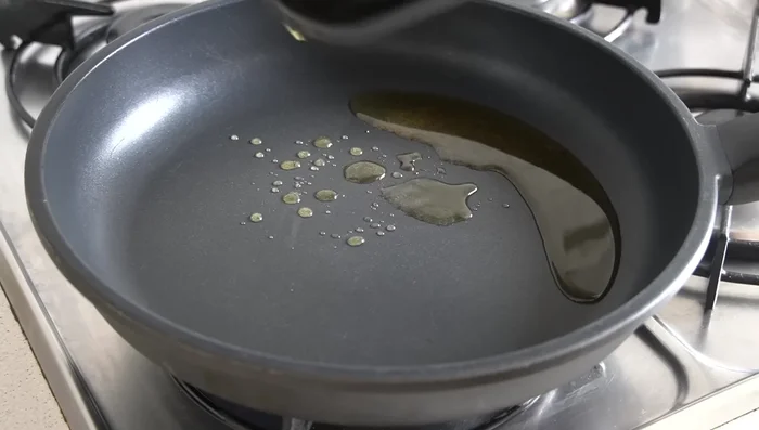 En la sartén, echamos la grasa de los huesos asados y un poco de aceite de oliva. Doramos las patatas a fuego alto.