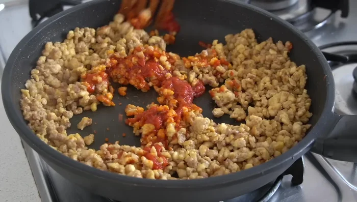 Añadimos una cucharada de tomate frito.