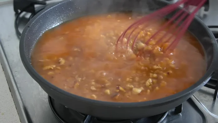 Llevamos a ebullición y cocinamos hasta que espese.