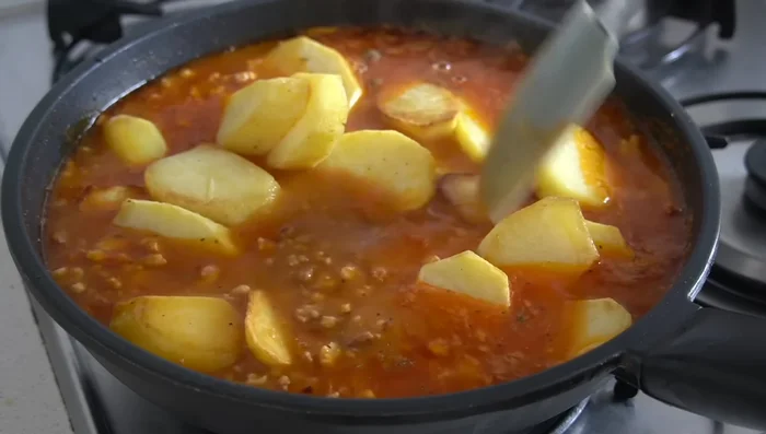 Añadimos las patatas y cocinamos 20 minutos más.