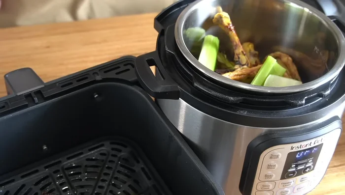 Añadimos una hoja de laurel, apio, tres tazas de agua y 10 g de pimienta negra. Cocinamos 20 minutos a fuego lento.