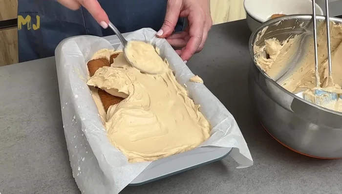 Tapar la tarta con papel de horno sobrante y papel de aluminio.