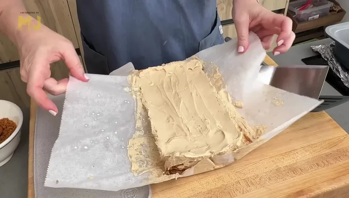 Desmoldar la tarta, colocarla en un plato y decorar con galletas troceadas alrededor y una galleta entera en el centro.