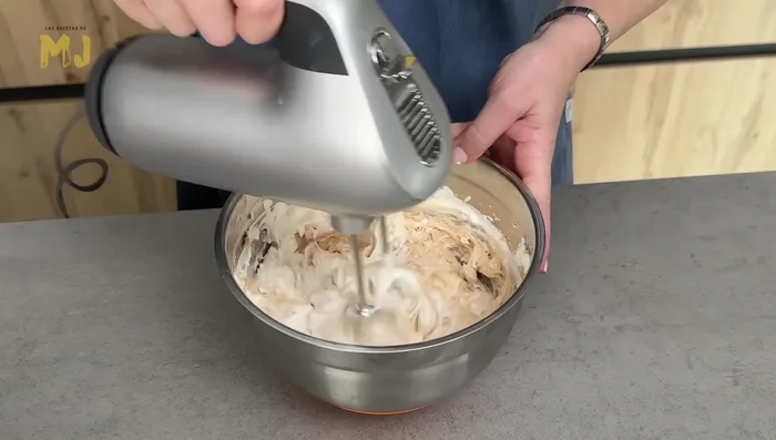 Mezclar suavemente la nata montada con la mezcla de queso crema y crema de Lotus. Usar una espátula para evitar que se corte la nata.