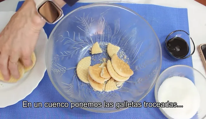 Trocea las galletas María y ponlas en un cuenco.