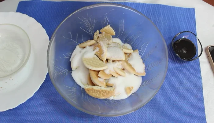 Añade el azúcar, la leche, la nata y el caramelo líquido al cuenco con las galletas.