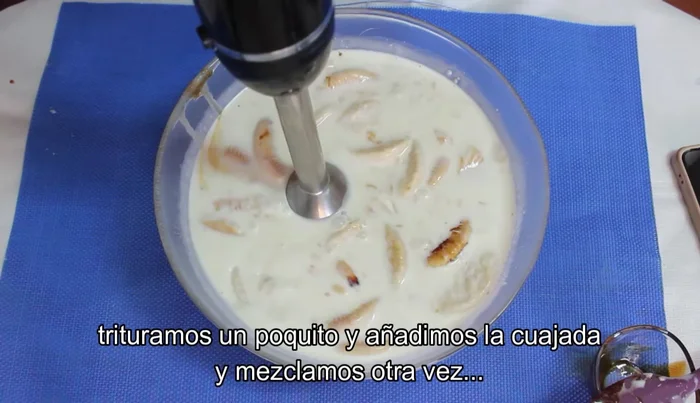 Tritura ligeramente la mezcla con la batidora.