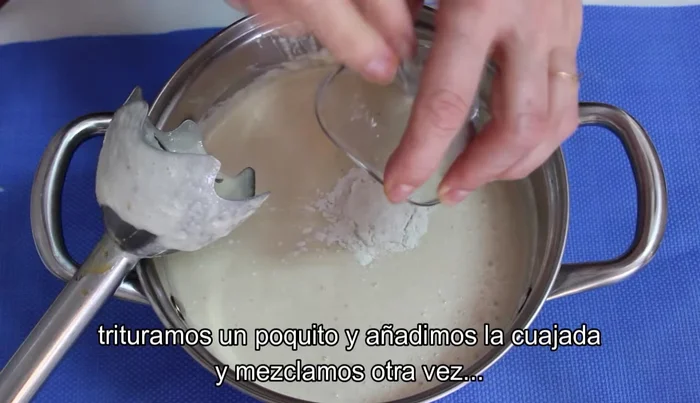 Incorpora el sobre de cuajada y bate un poco más para mezclar todo bien.