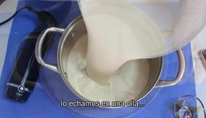 Vierte la mezcla en una cazuela y cocínala a fuego medio (aproximadamente nivel 6 en vitrocerámica), removiendo constantemente para evitar que se pegue.