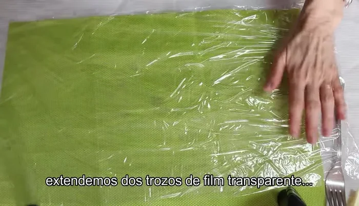 Extender dos láminas de film transparente en forma rectangular, colocar la mezcla de carne encima y extenderla a un grosor de 1 cm aproximadamente, formando un rectángulo.
