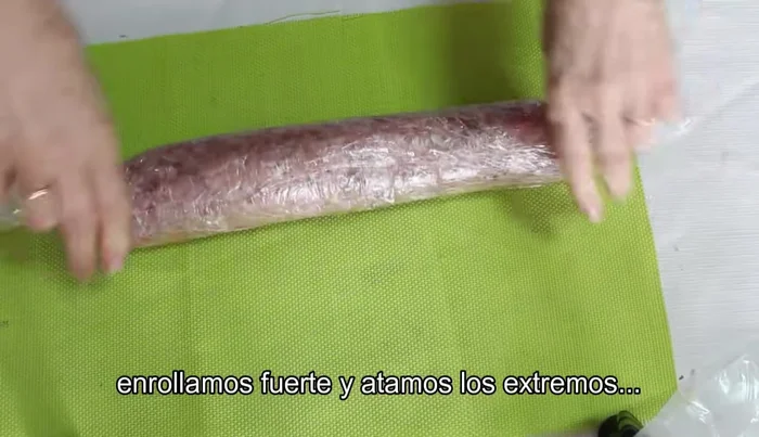 Atar fuertemente los extremos del rollo.
