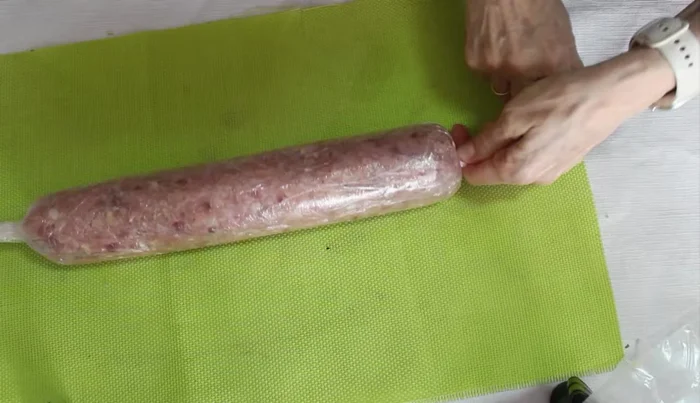 Cocer en el microondas a máxima potencia (ej. 900W) durante 2 minutos, dar la vuelta y cocer otros 2 minutos. Dejar reposar 2 minutos en el microondas sin abrir la puerta.