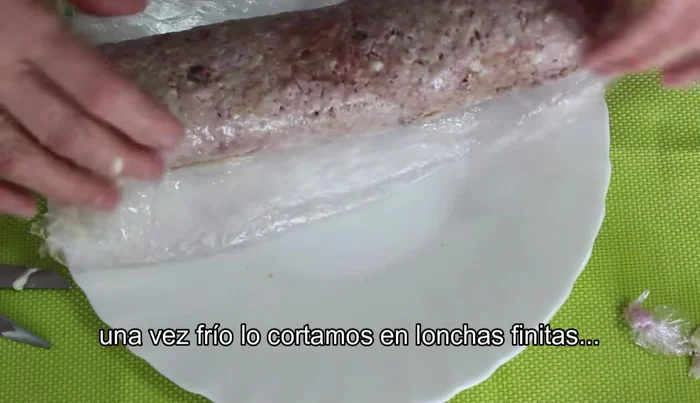 Sacar, dejar enfriar completamente, refrigerar para que quede más compacto, cortar en rodajas y servir.