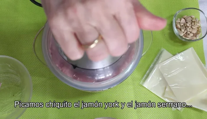 Picar el jamón york y el jamón serrano finamente, ni muy picado ni muy grueso.