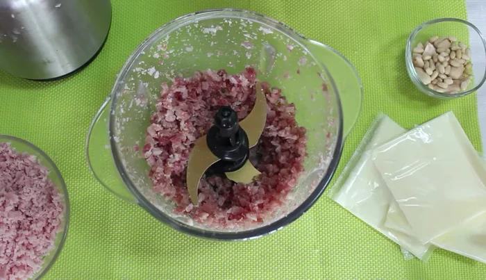 En un bol, colocar la carne de pollo picada.