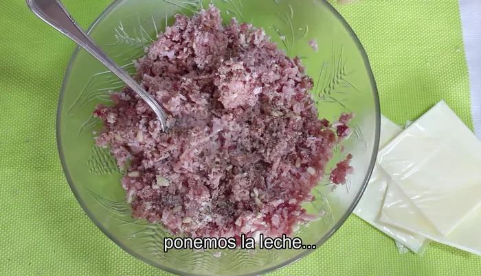 Incorporar un chorrito de leche y mezclar bien con las manos hasta integrar todos los ingredientes.