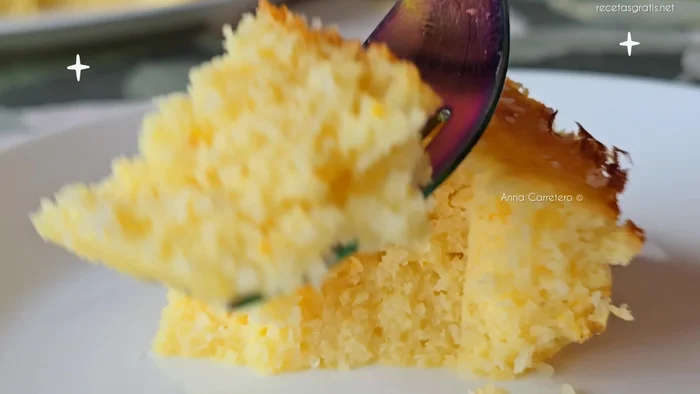 Combina los tres huevos grandes, la ralladura de naranja, el yogur, el zumo de media naranja, el coco rallado, el endulzante (o azúcar) y el polvo de hornear.