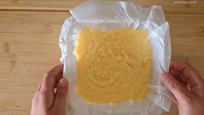 Vierte la mezcla en un molde para horno.