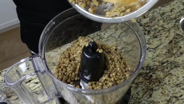 Transferir las lentejas a un procesador de alimentos y procesar durante 30 segundos hasta que estén finamente picadas. Raspar los lados del procesador si es necesario.